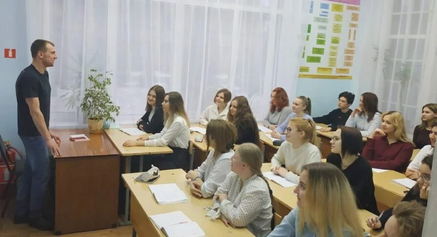 Преподаватель проводит занятие со студентами колледжа
